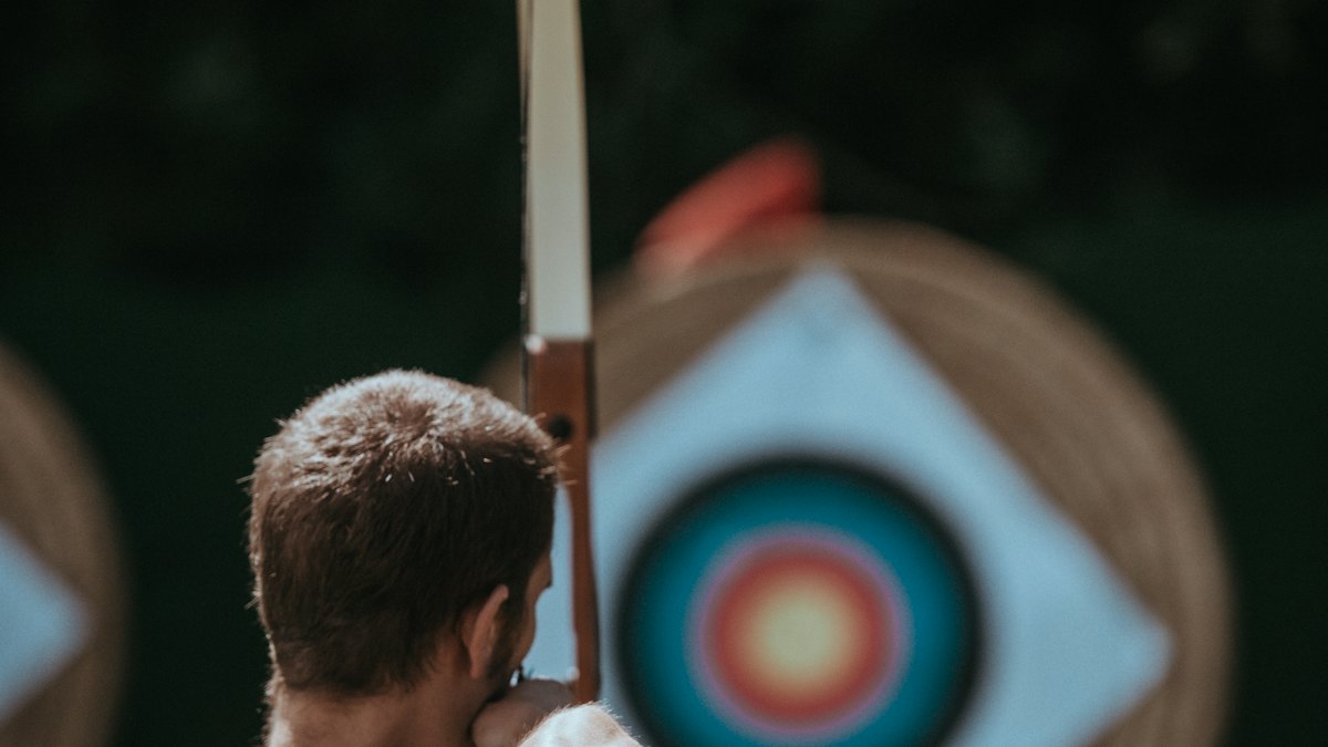 Fletched carbon arrows in a quiver — the standard 400 spine hunting setup